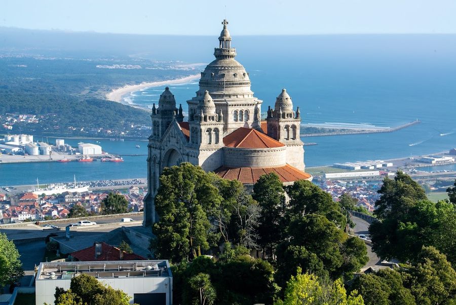 Vista panorâmica da Gran Via, em Madri, com sua arquitetura icônica e vida vibrante. Descubra as melhores dicas para explorar esse ponto turístico essencial na capital espanhola