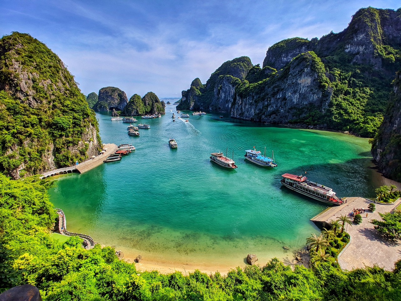 Baía de Halong, Vietnã: Um Paraíso de Paisagens Surreais e História Milenar